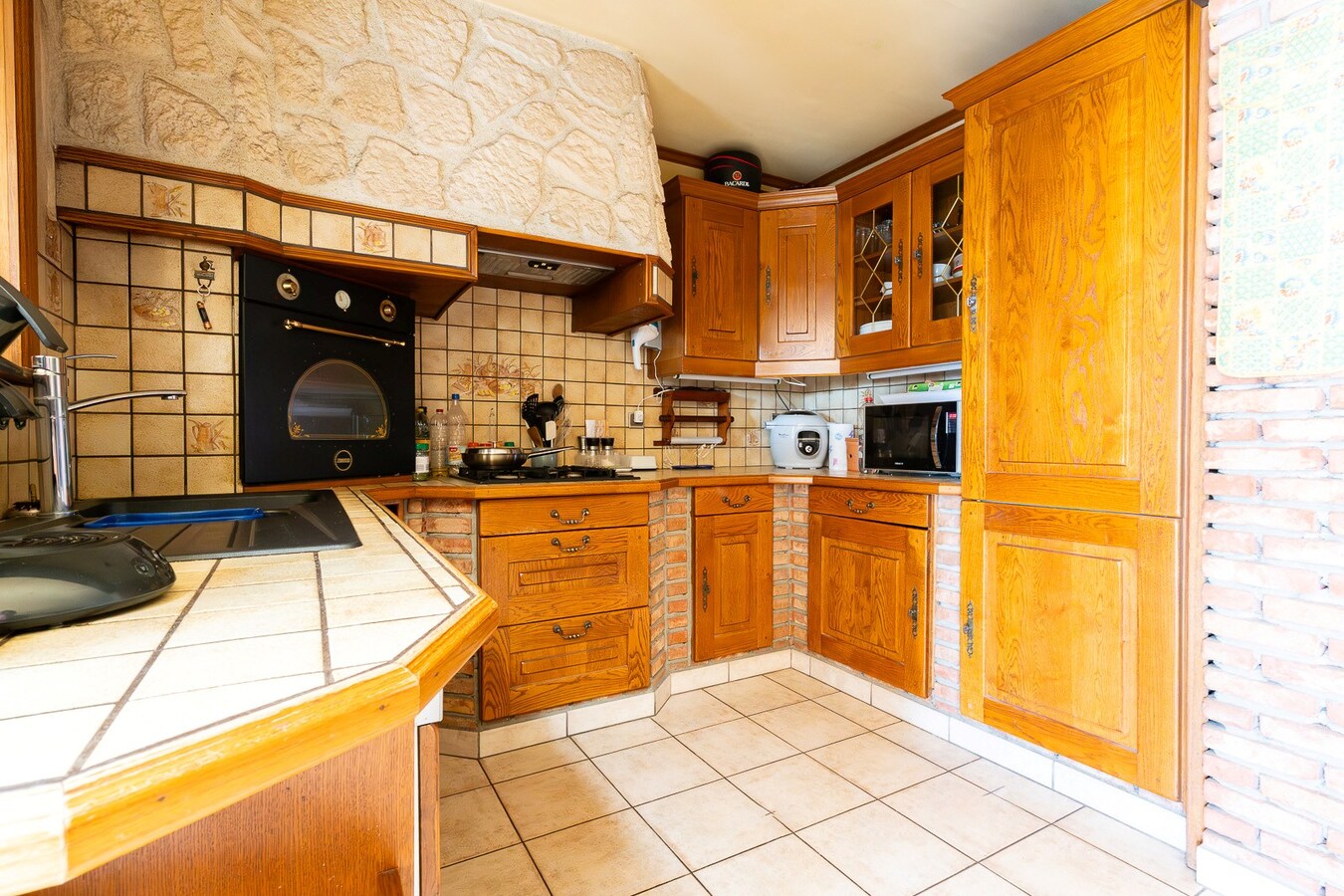 3 façades érigée sur 875m² avec terrain à bâtir, parking privé, double garage. 