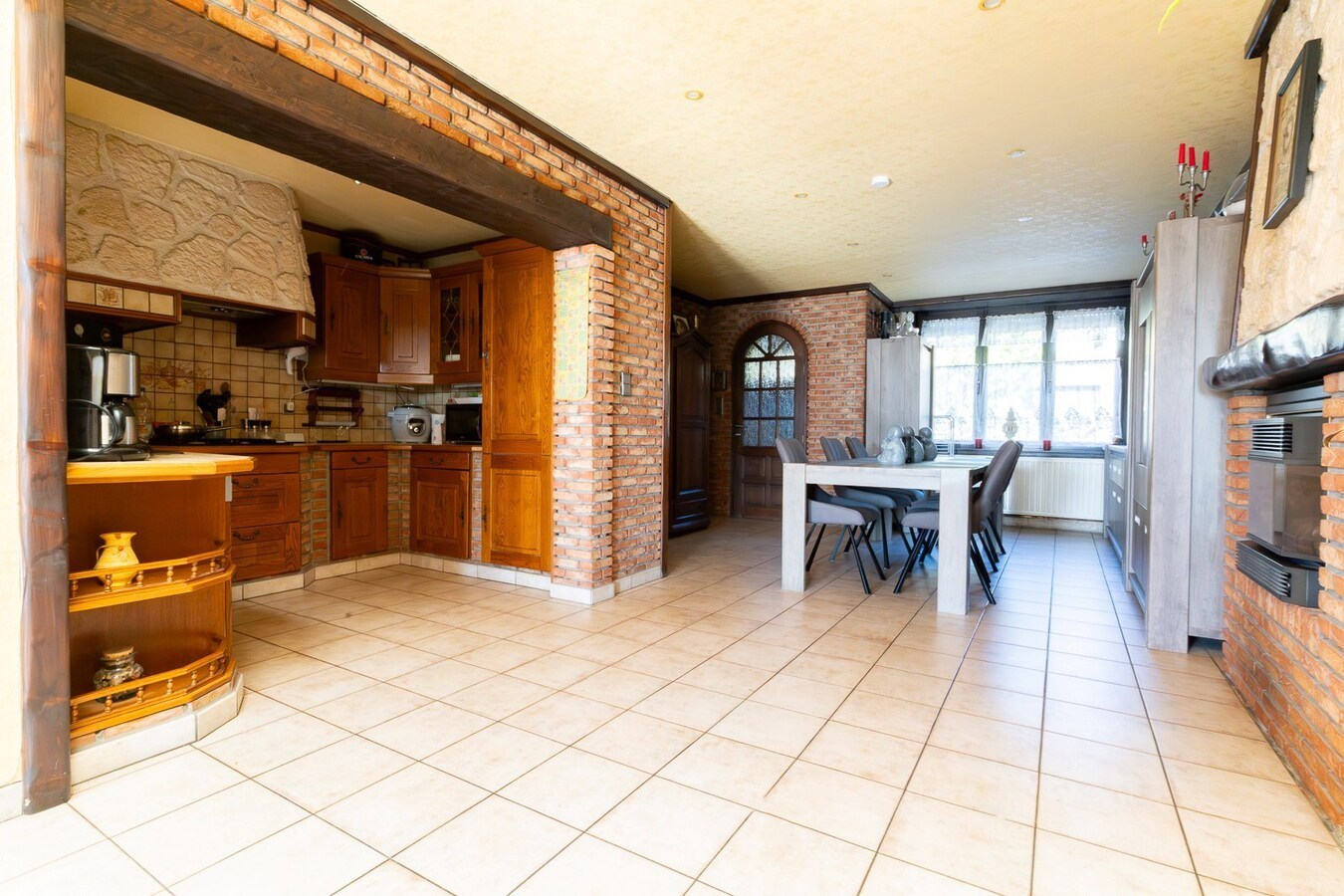 3 façades érigée sur 875m² avec terrain à bâtir, parking privé, double garage. 