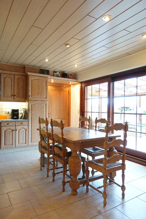 Charmante woning met 2 garages 