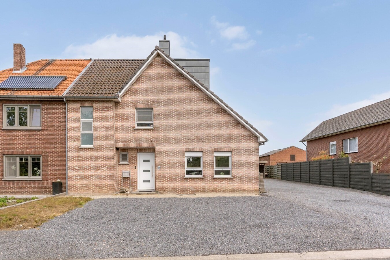 Ruime woning in Dorne(Maaseik) met 4 slaapkamers, gelegen op een uitzonderlijk ruim perceel. 