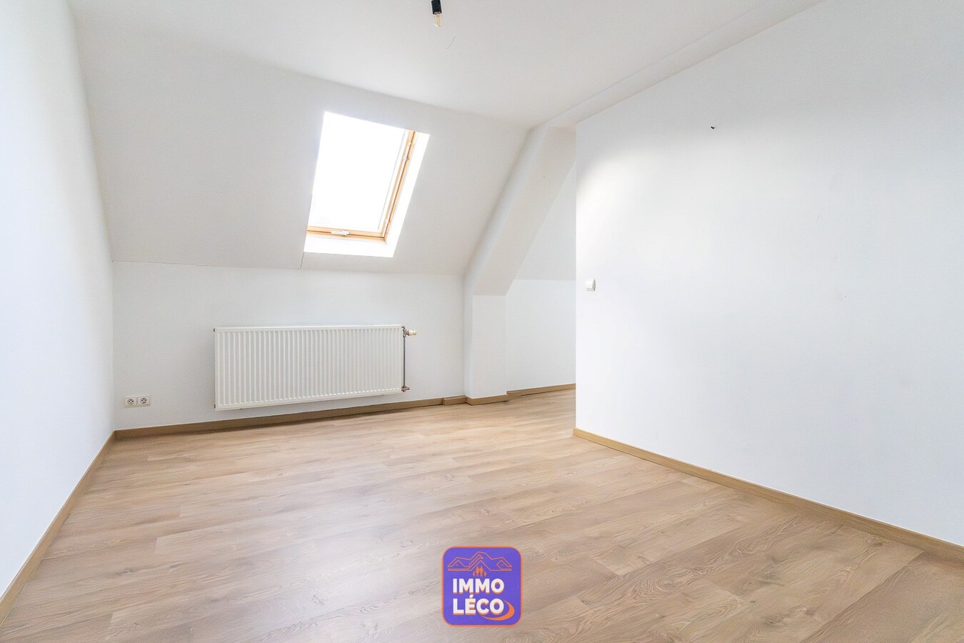 Immeuble avec un bureau et un appartement 2 chambres. IDEAL INVEST 