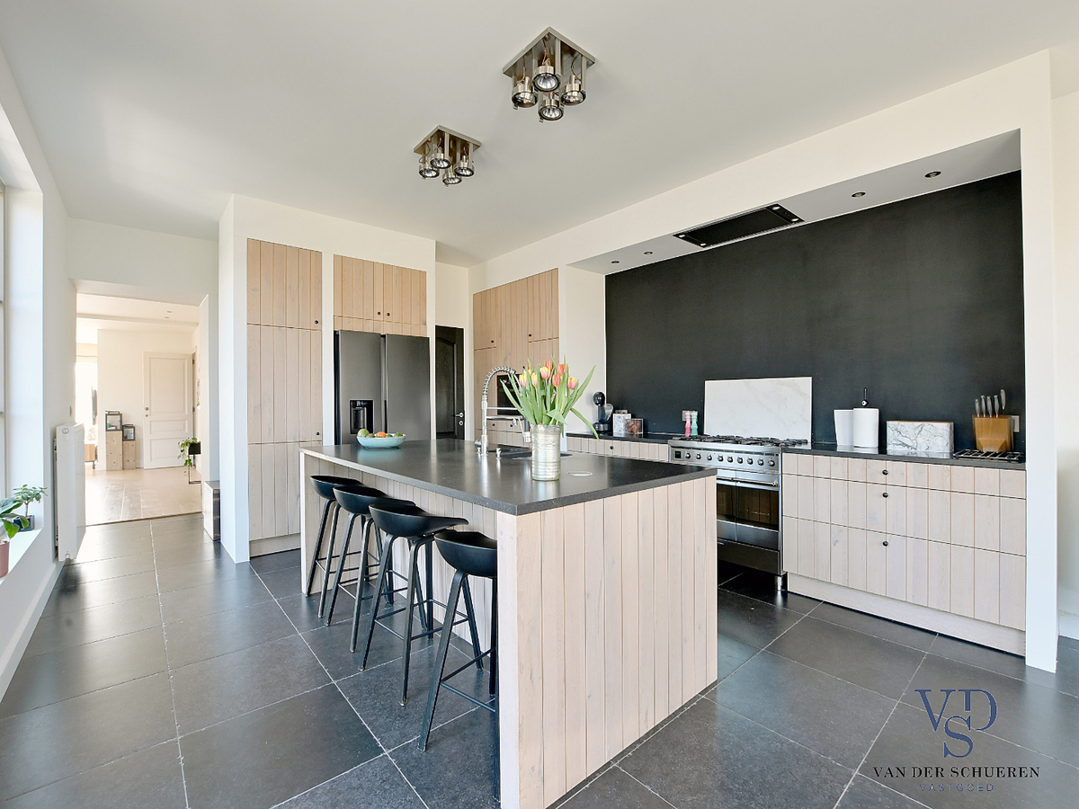 Prachtig gerenoveerde Herenwoning met zwembad te Gavere. 