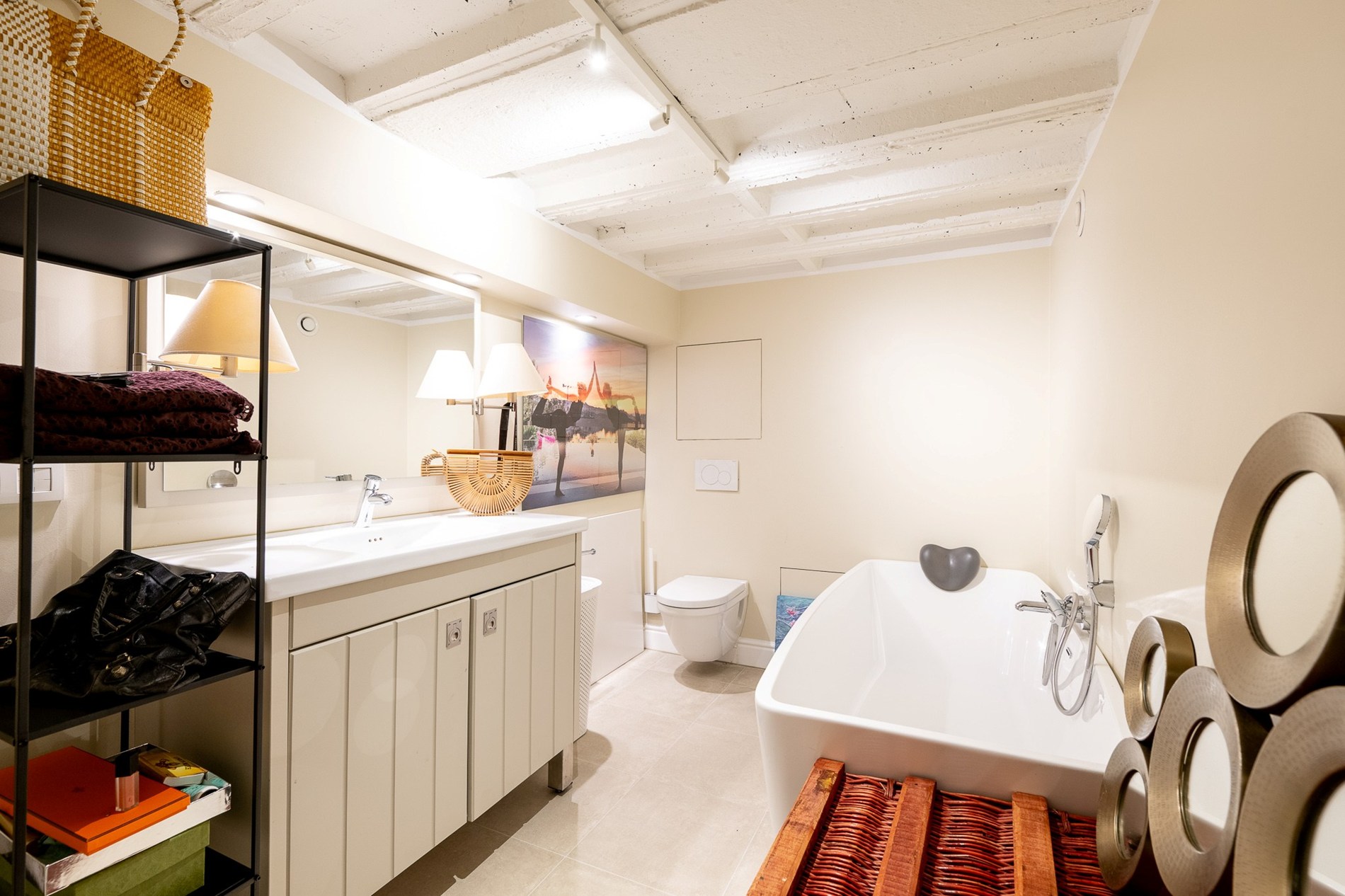 Gelegen in een rustige en uiterst gegeerde residentiële wijk van Knokke, biedt deze volledig gerenoveerde woning een perfecte combinatie van hedendaags comfort, licht en verfijnde elegantie 