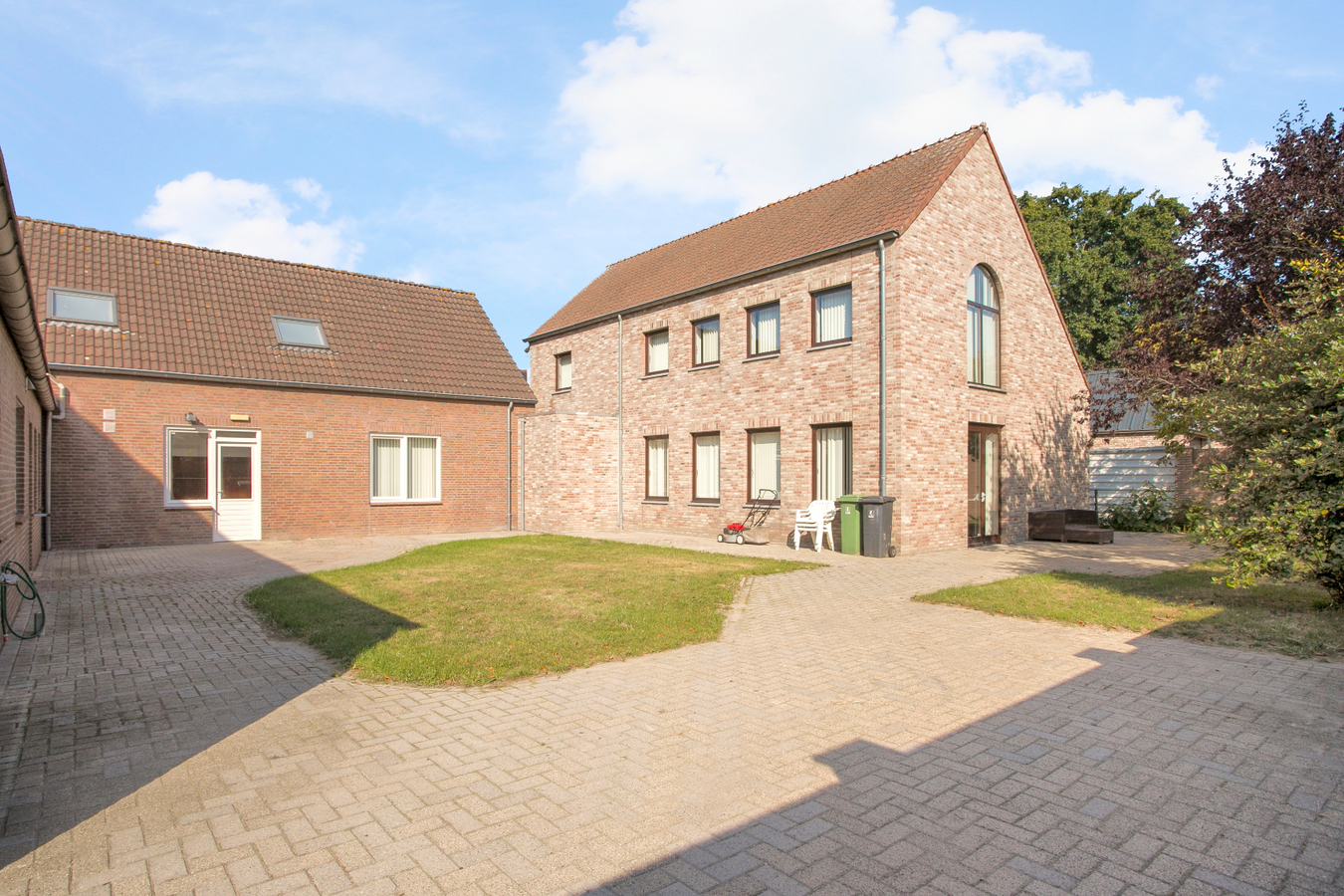 Deze vrijstaande woning met bedrijfsgebouwen staat tegen het bedrijventerrein van Reusel. 
