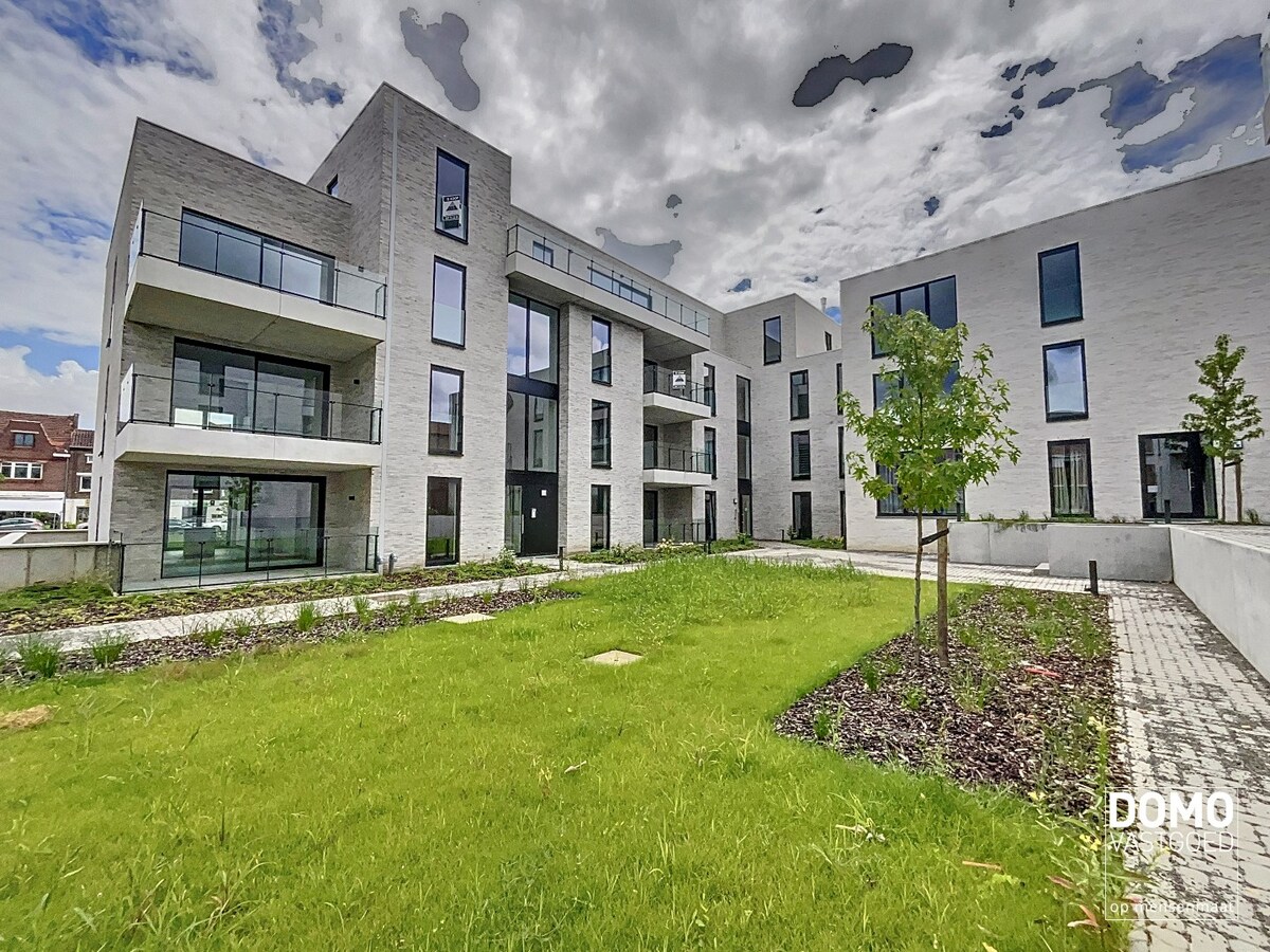 GELIJKVLOERS NIEUWBOUWAPPARTEMENT MET RUIM TERRAS, TUIN &amp; 2 SLAAPKAMERS TE MAASMECHELEN 