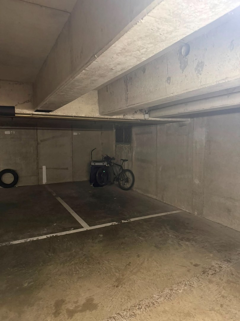 Parking souterrain à proximité du front de mer. 