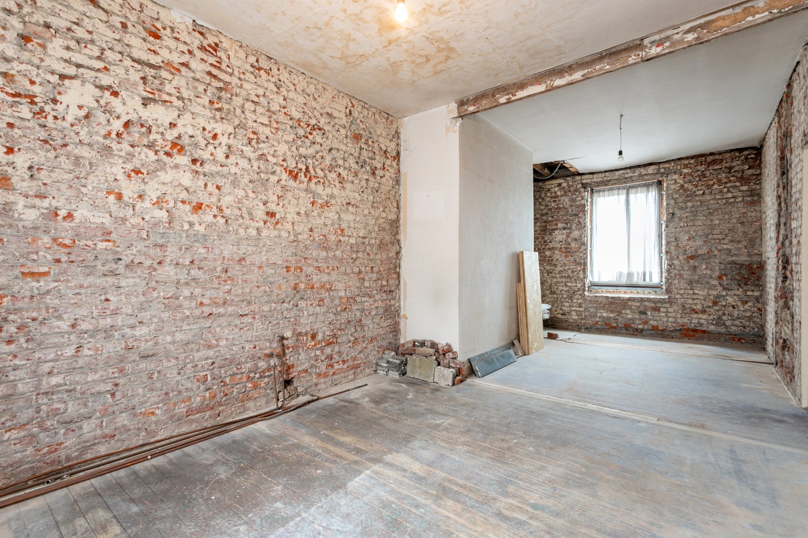 Deels gerenoveerde woning met tuin en garage op gunstige ligging te Halle 