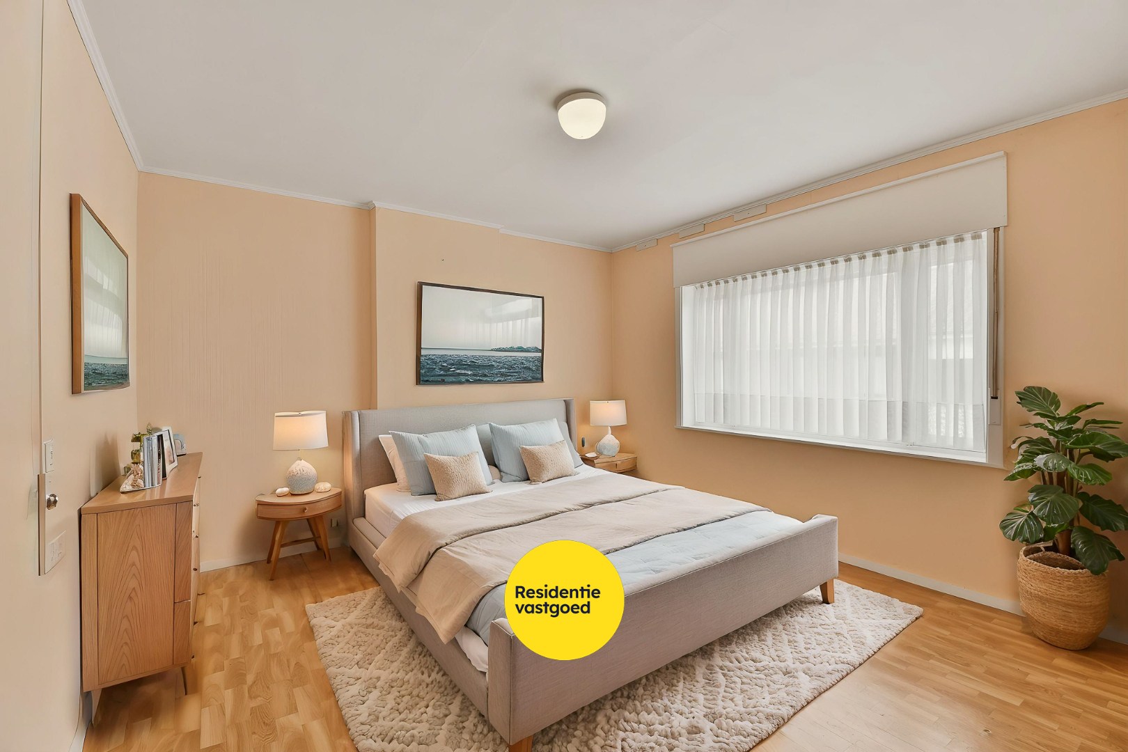 Te renoveren gezinswoning met drie slaapkamers en zongerichte tuin 