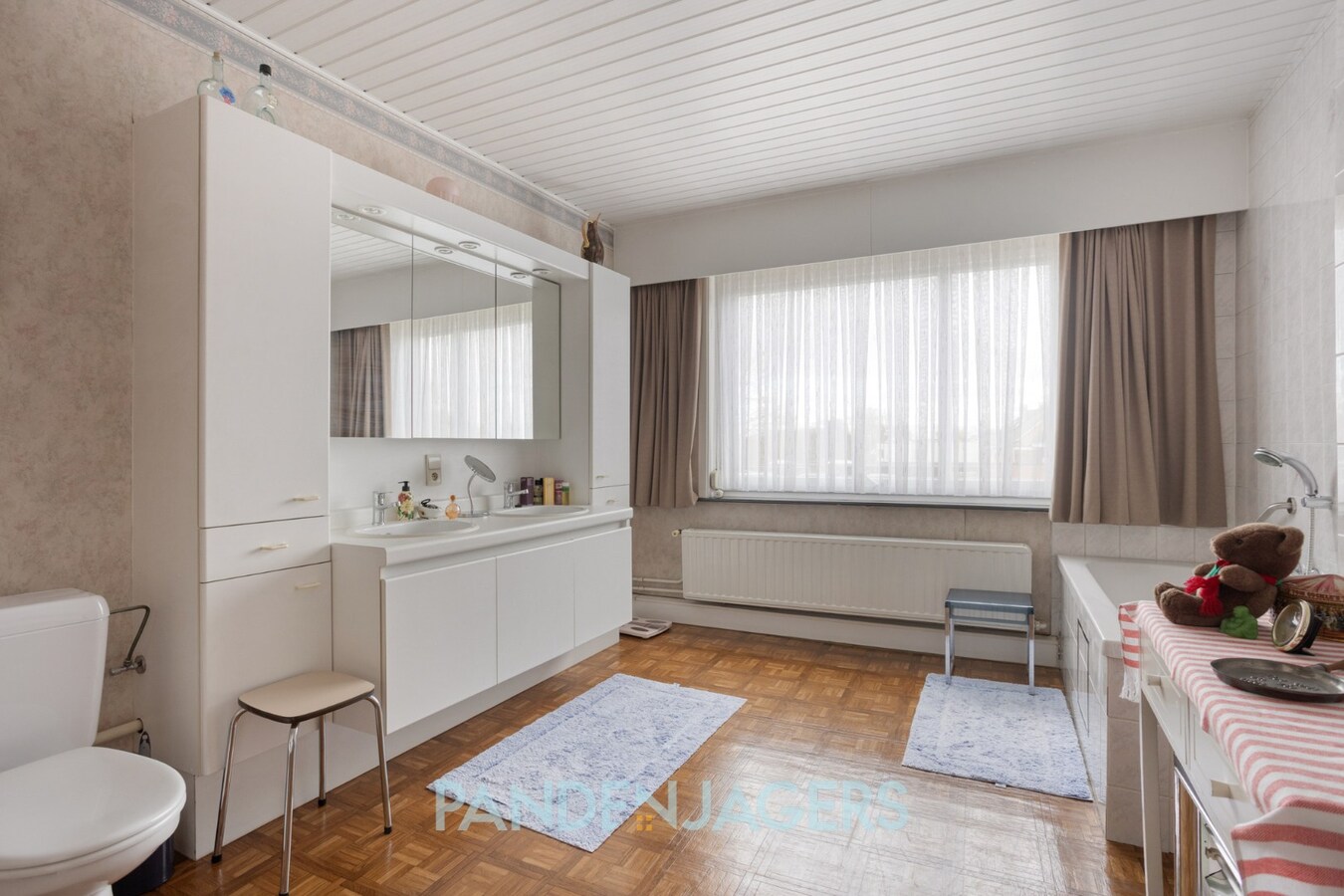 Ruime woning met zij-ingang en achterliggende garage te OLVW 