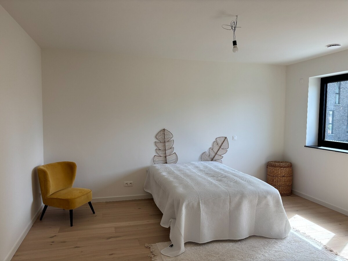 Nieuwbouwwoning met West-tuin in het centrum van Schilde 