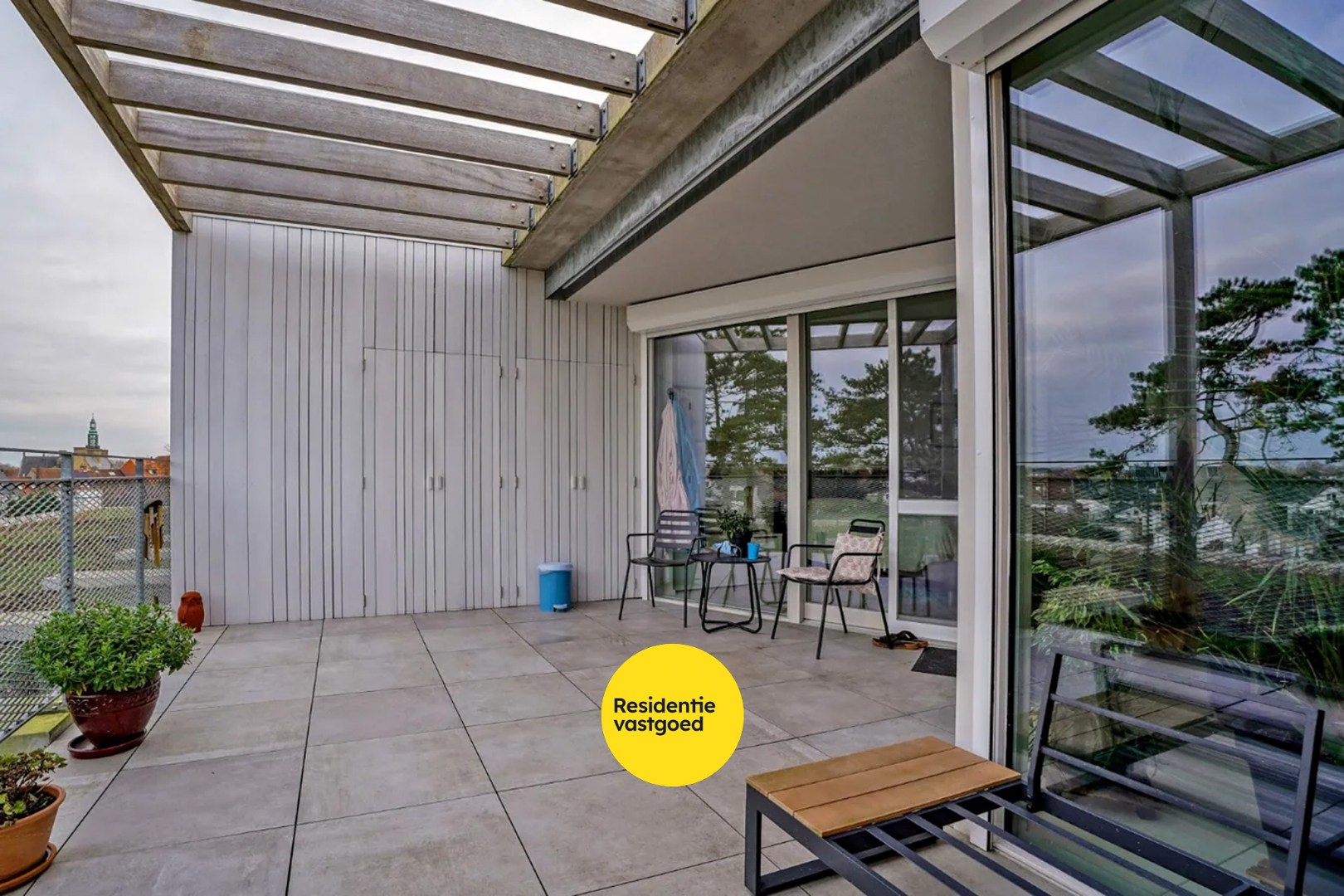 Prachtig 1-slaapkamerappartement met ruim terras (serviceflat) in Residentie Beukenhof, uniek wonen in de dorpskern van Oostduinkerke. 