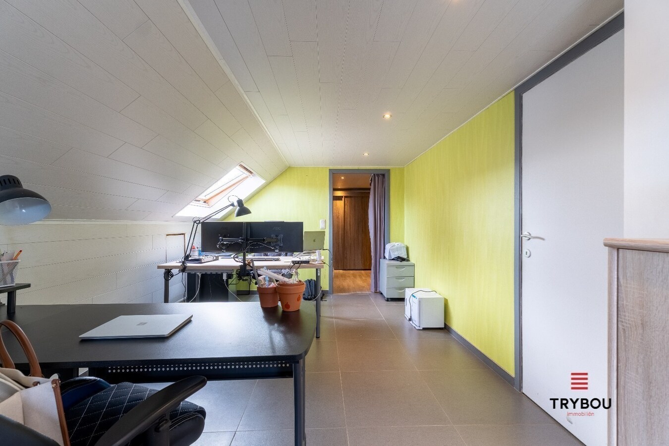 Uitzonderlijk ruime industriële duplex met ruim terras in centrum Roeselare 