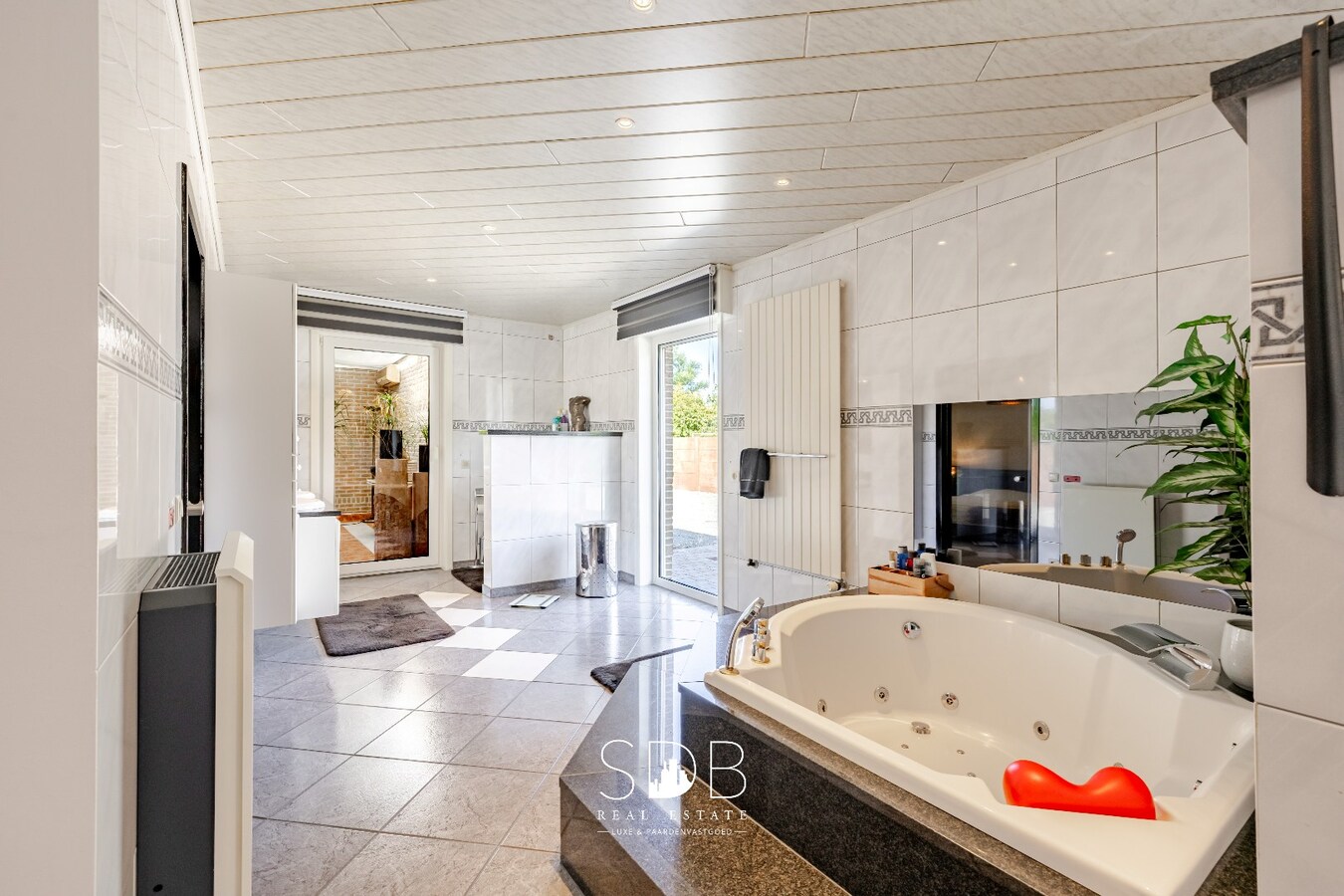 Hedendaagse villa met dubbele garage, zwembad en magazijn op 2.937m² 