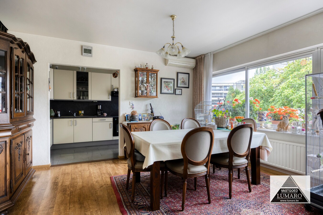 Ruim 3 slaapkamer appartement, met terras en garage 