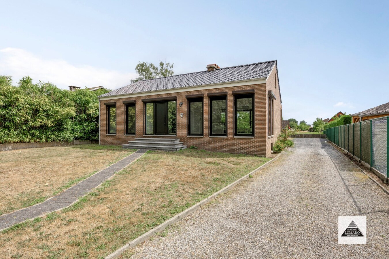 Instapklare woning voor gelijkvloers wonen. 3 slaapkamers, kelder met garage. 