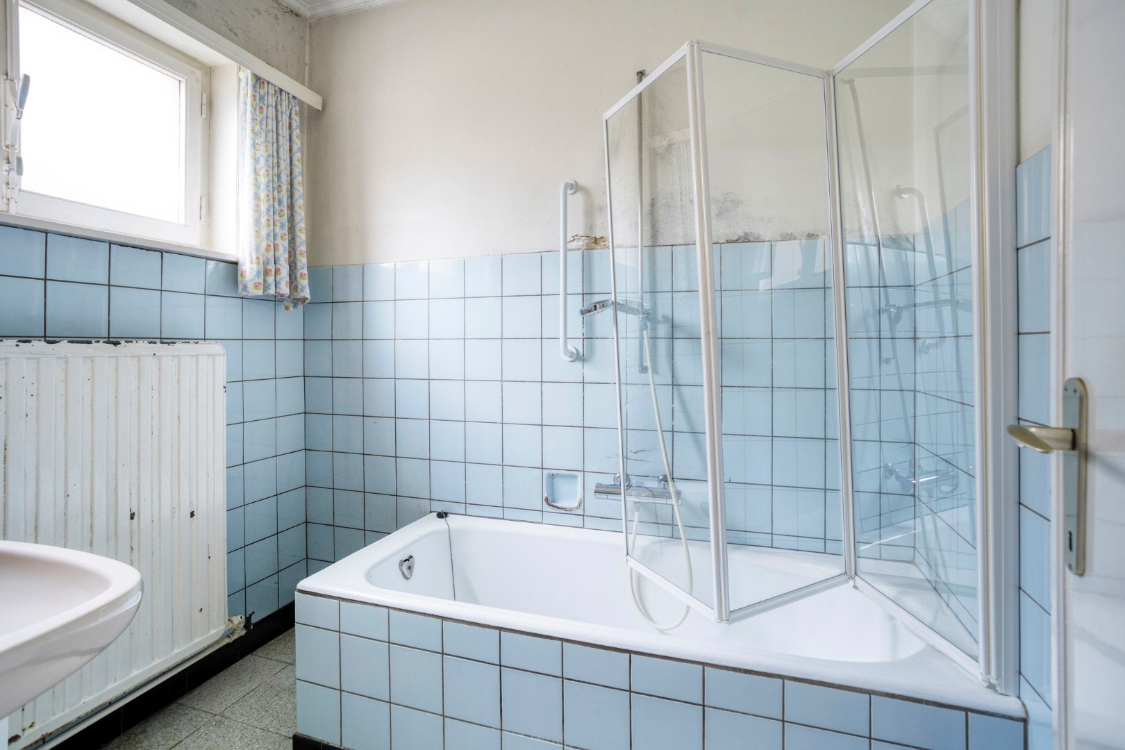 Te renoveren gezinswoning met 4 slpk. en een gezellige stadstuin in het centrum van Geel 