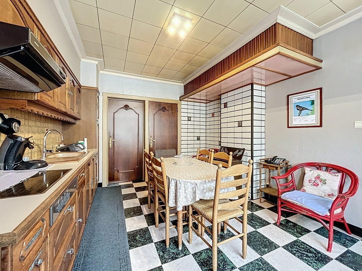 Ruime, solide jaren '50 woning met 2 garages te Nederzwalm 