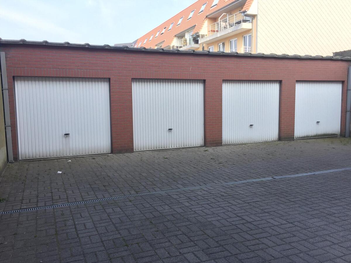 RECENT RUIM DUPLEX APPARTEMENT OP ZEER CENTRALE LIGGING TE BREDENE DUINEN 