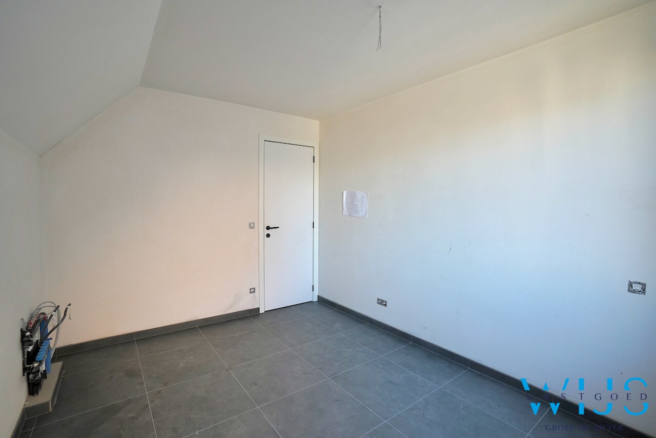 Nieuwbouw met 5 slaapkamers te Oosteeklo ! 