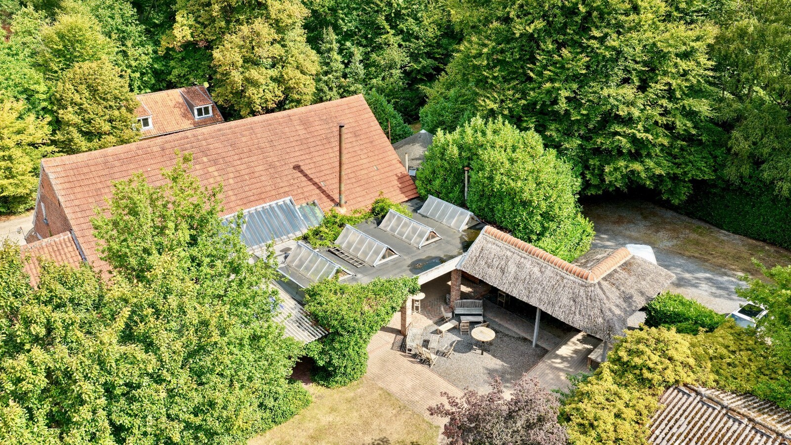 Exclusief kasteeldomein met 6 residenties en een feestzaal op ca. 42 ha te Zandhoven 