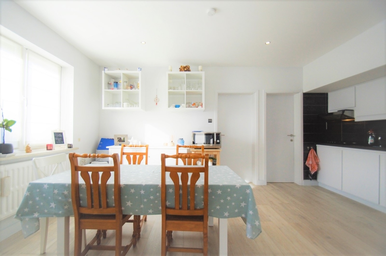 Zonnig, gerenoveerd hoekappartement met uitweg - Heist 