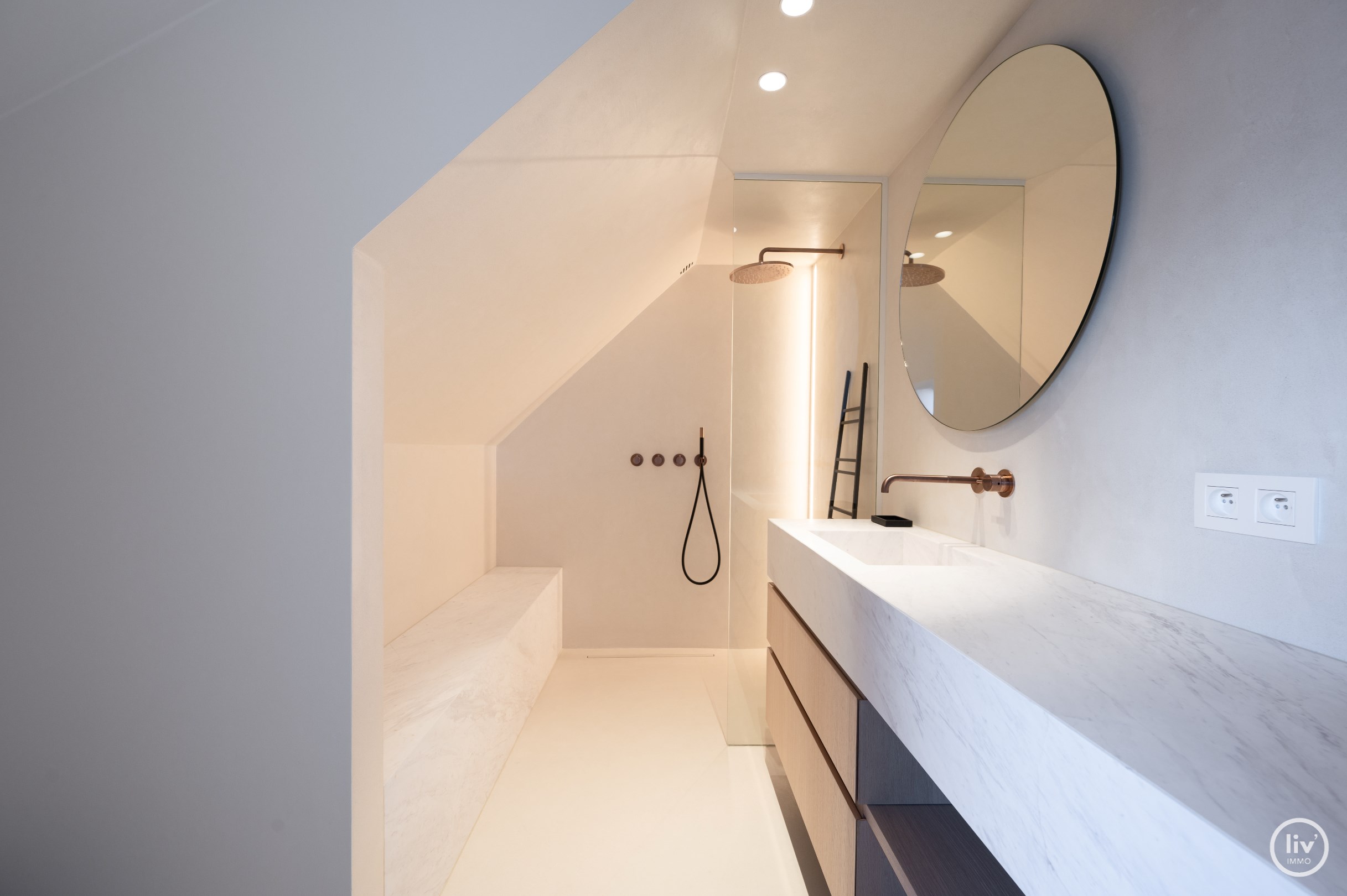 Prachtig appartement, gerenoveerd (2022) op een toplocatie op enkele minuten van het Albertplein en het strand. 