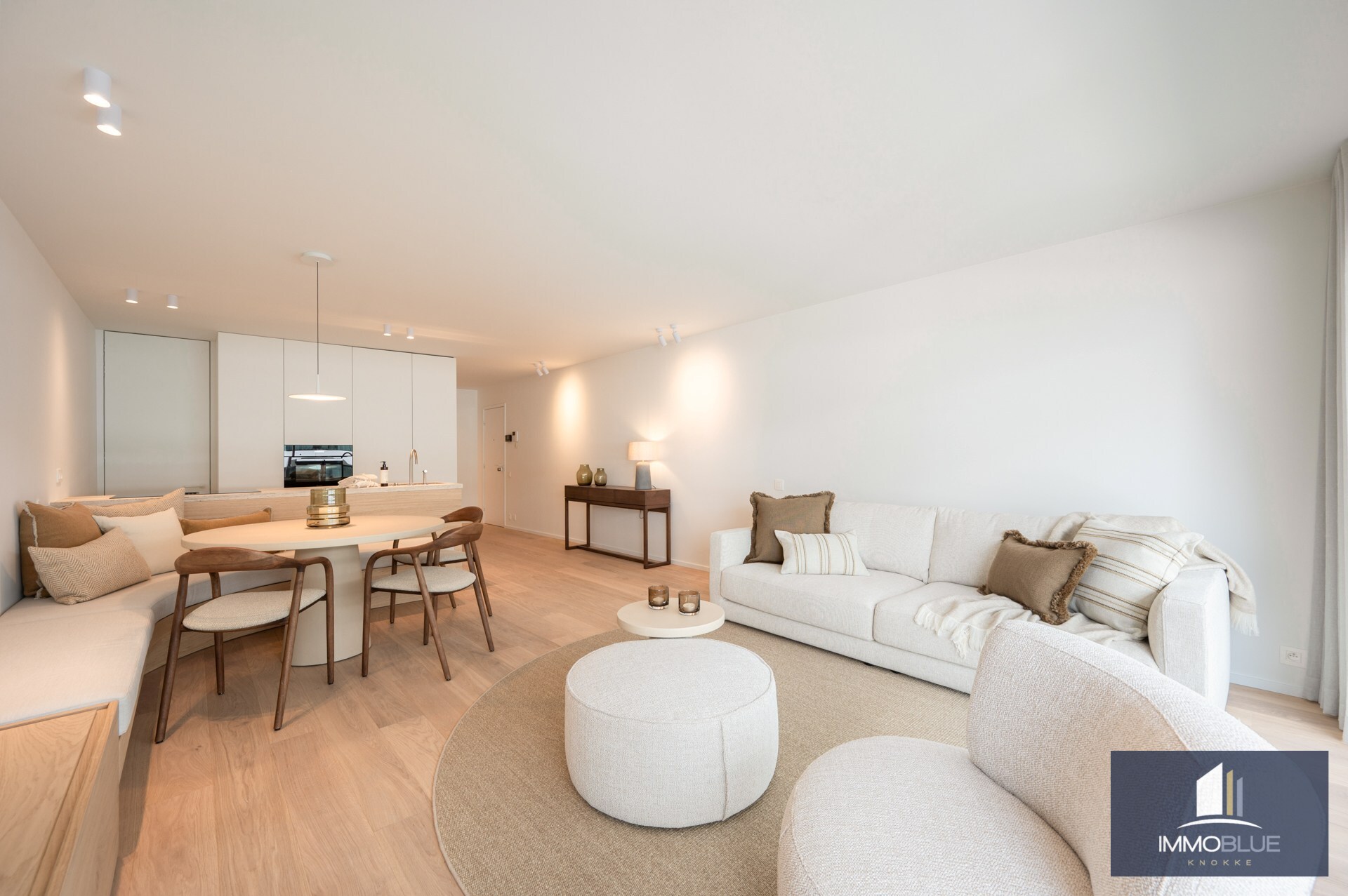 Stijlvol volledig gerenoveerd drie-slaapkamer appartement op toplocatie nabij het Lichttorenplein. 