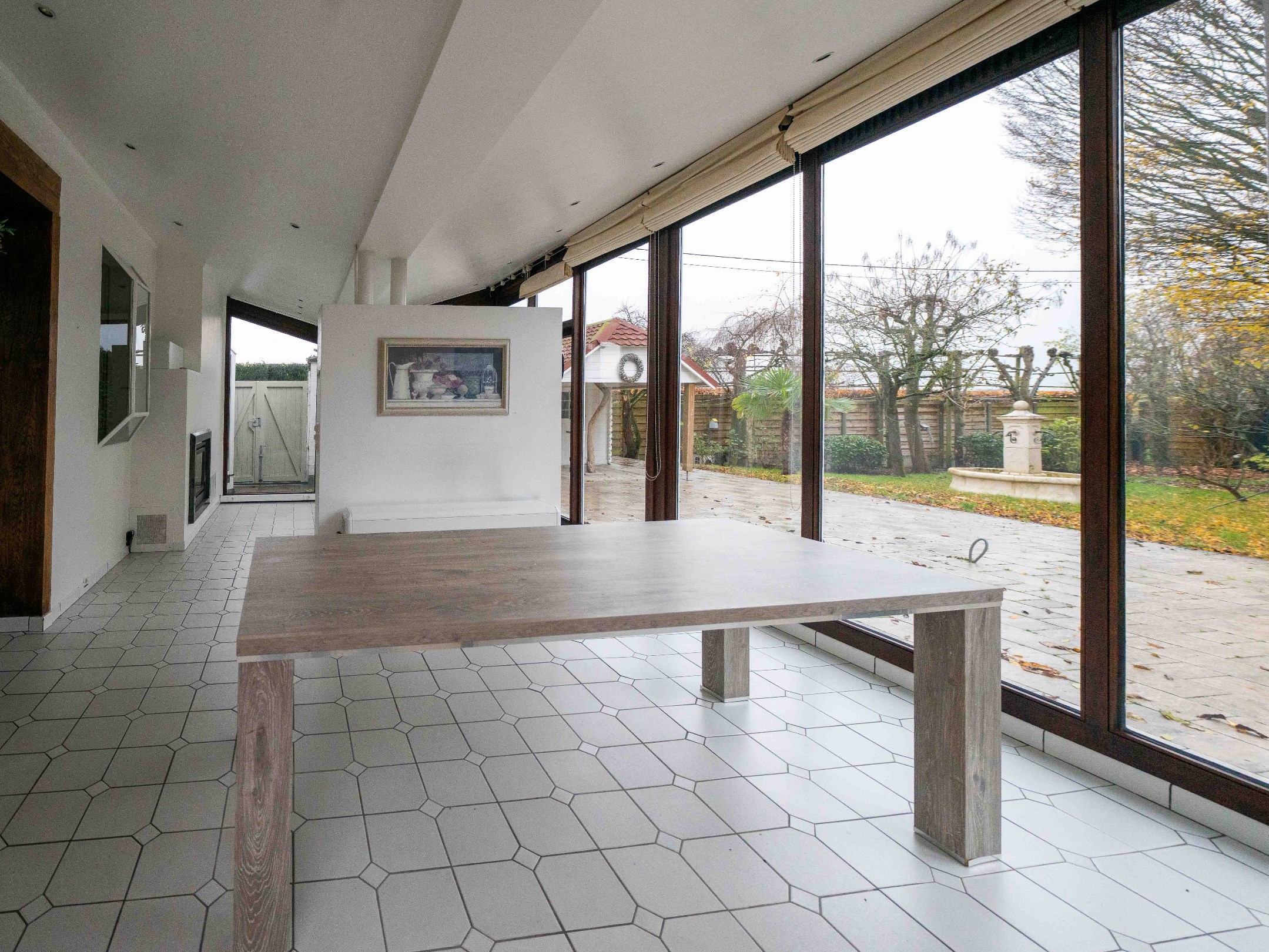 Villa met dubbele garage verscholen in het groen 