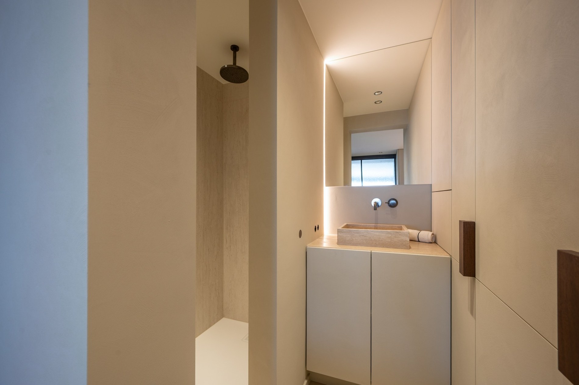 Prachtig gerenoveerd en instapklaar appartement met 3 slaapkamers en frontaal zeezicht, gelegen in een prestigieuze residentie op de zeedijk in het Zoute. 