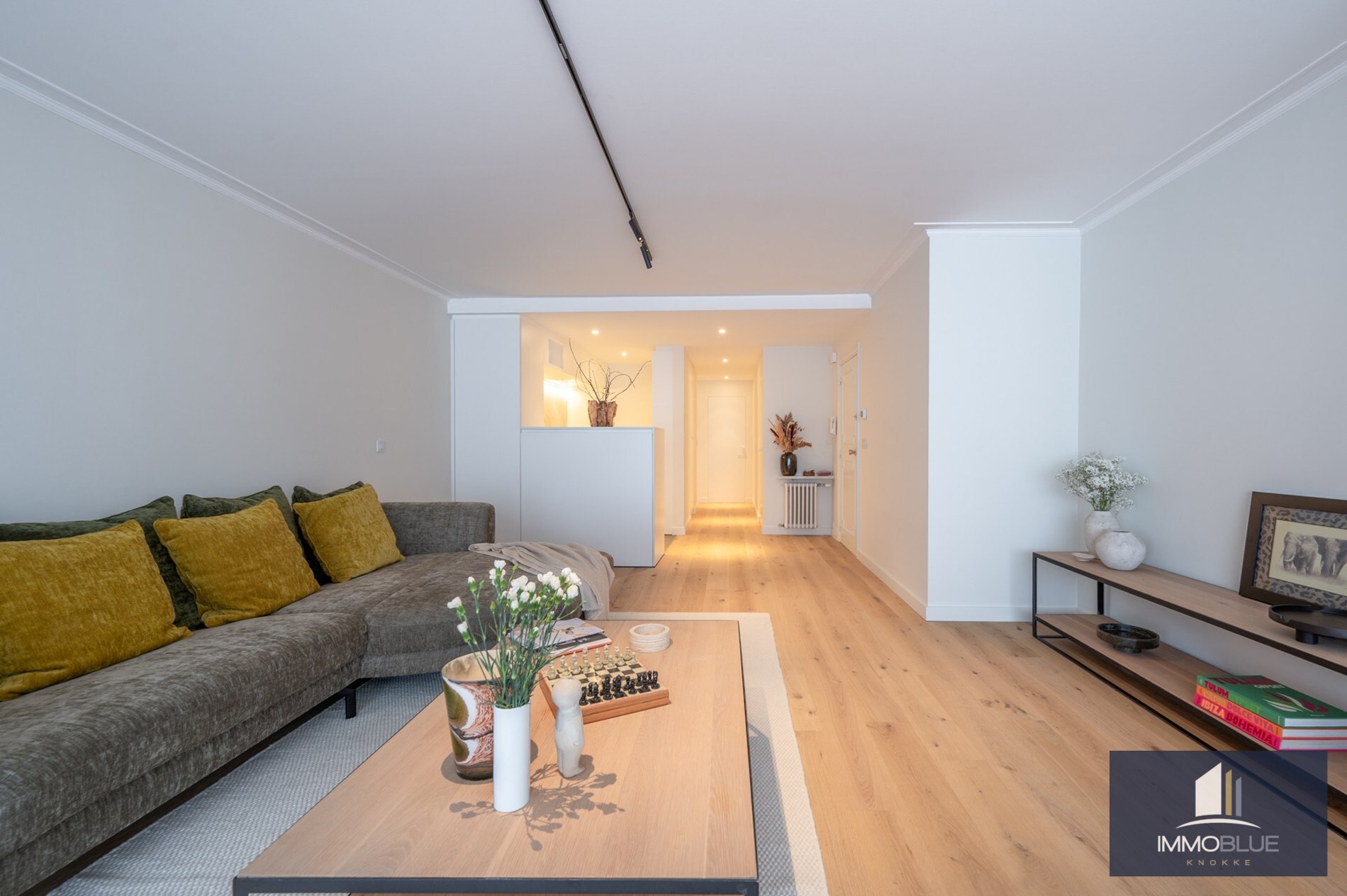 Stijlvol en volledig gerenoveerd appartement op wandelafstand van zee en het commerciële centrum. 