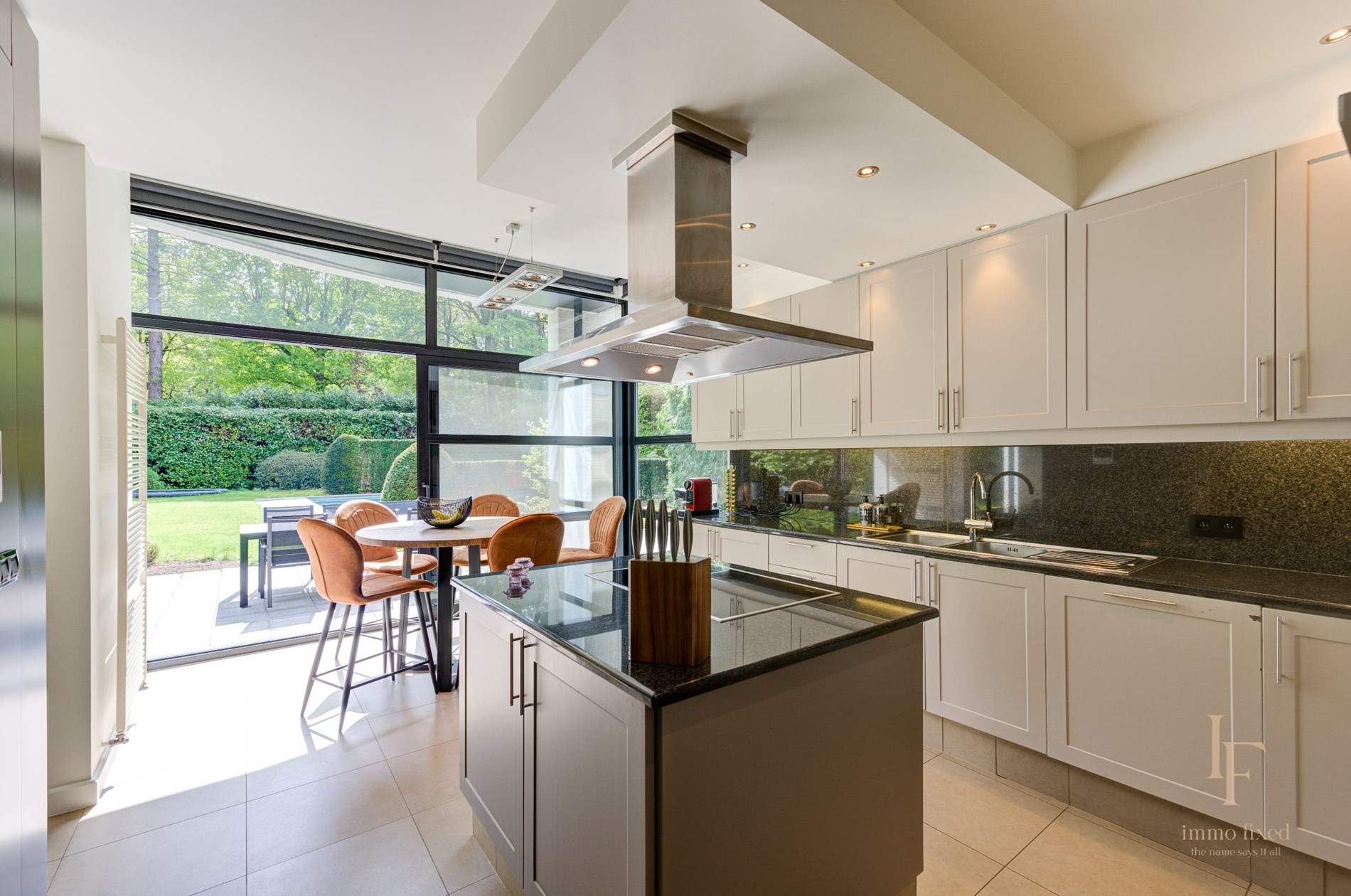 Moderne villa met 7 slaapkamers te Zoersel. 