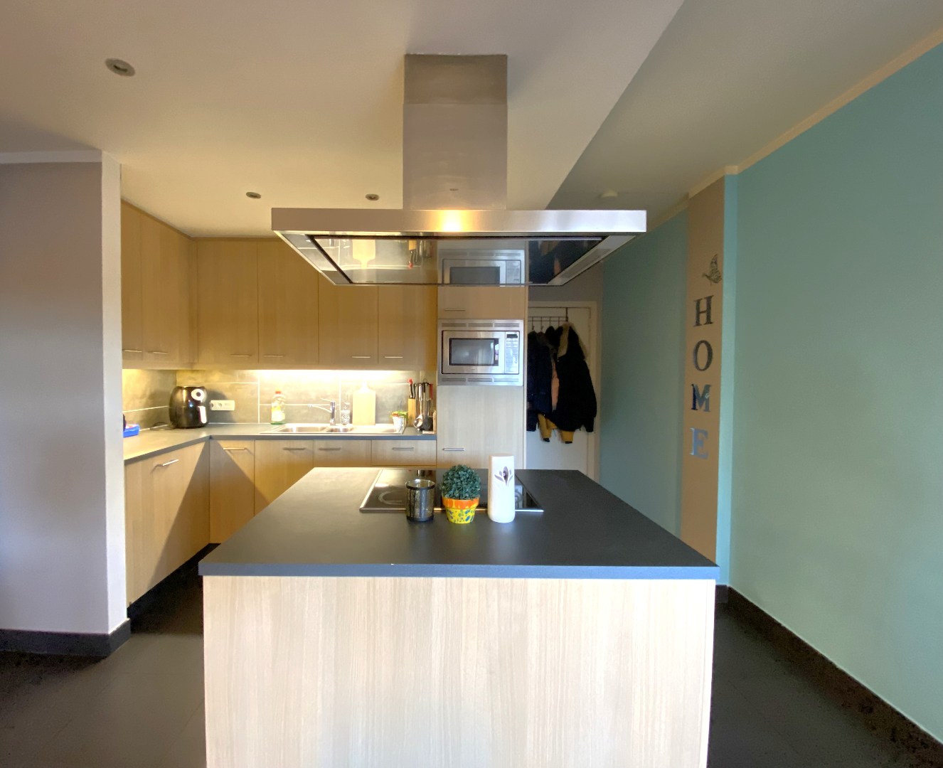 Centraal gelegen gelijkvloers appartement met 2 slaapkamers, groot terras en garage! 