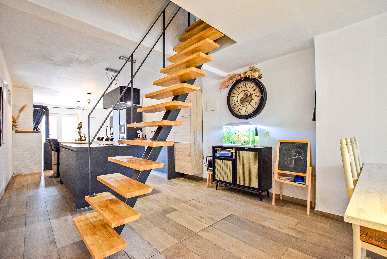 Instapklare rijwoning met 3 slaapkamers en tal van mogelijkheden. 