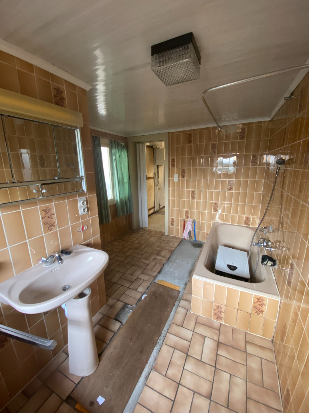 Te renoveren hoekwoning met grote tuin 