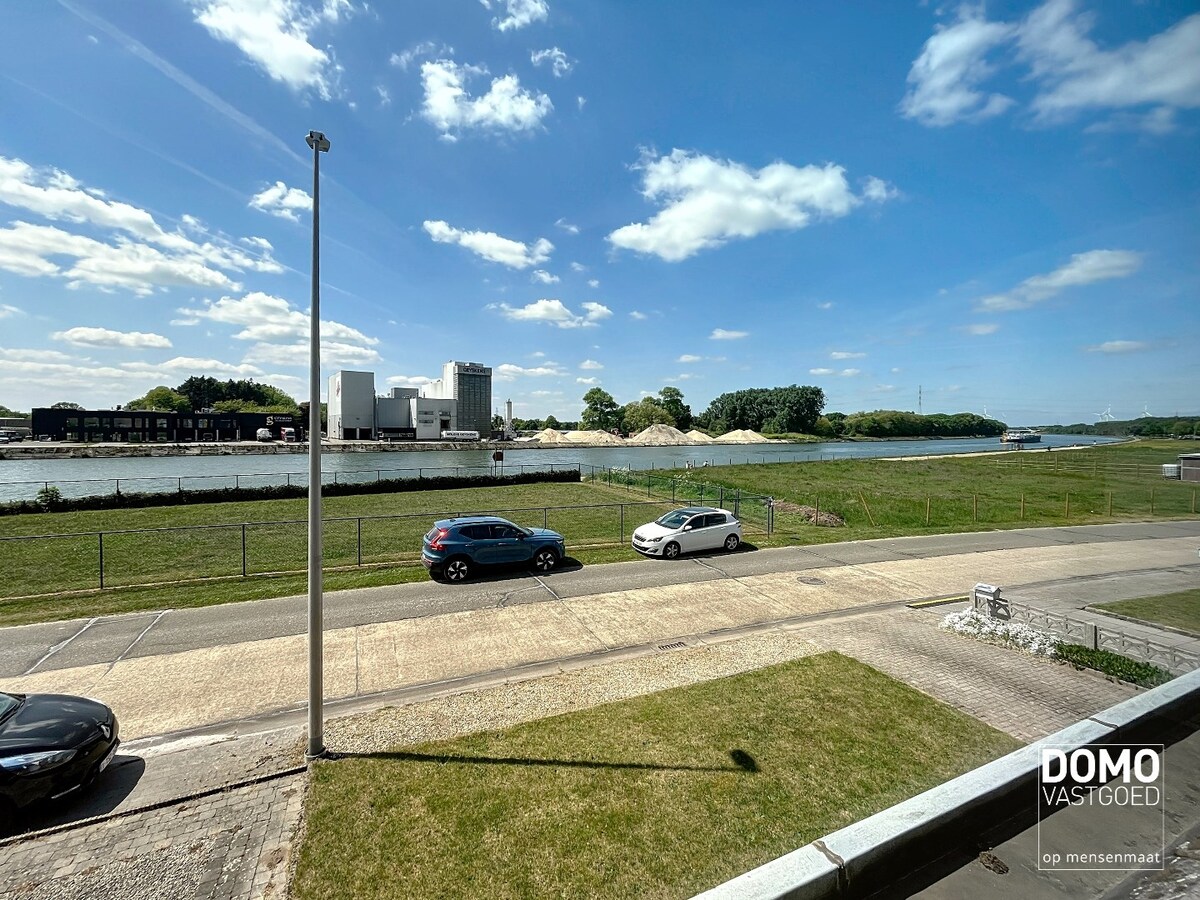 RUIME WONING MET TUIN, GARAGE &amp; 3 SLAAPKAMERS RUSTIG GELEGEN LANGS HET KANAAL MET EPC C TE BERINGEN 