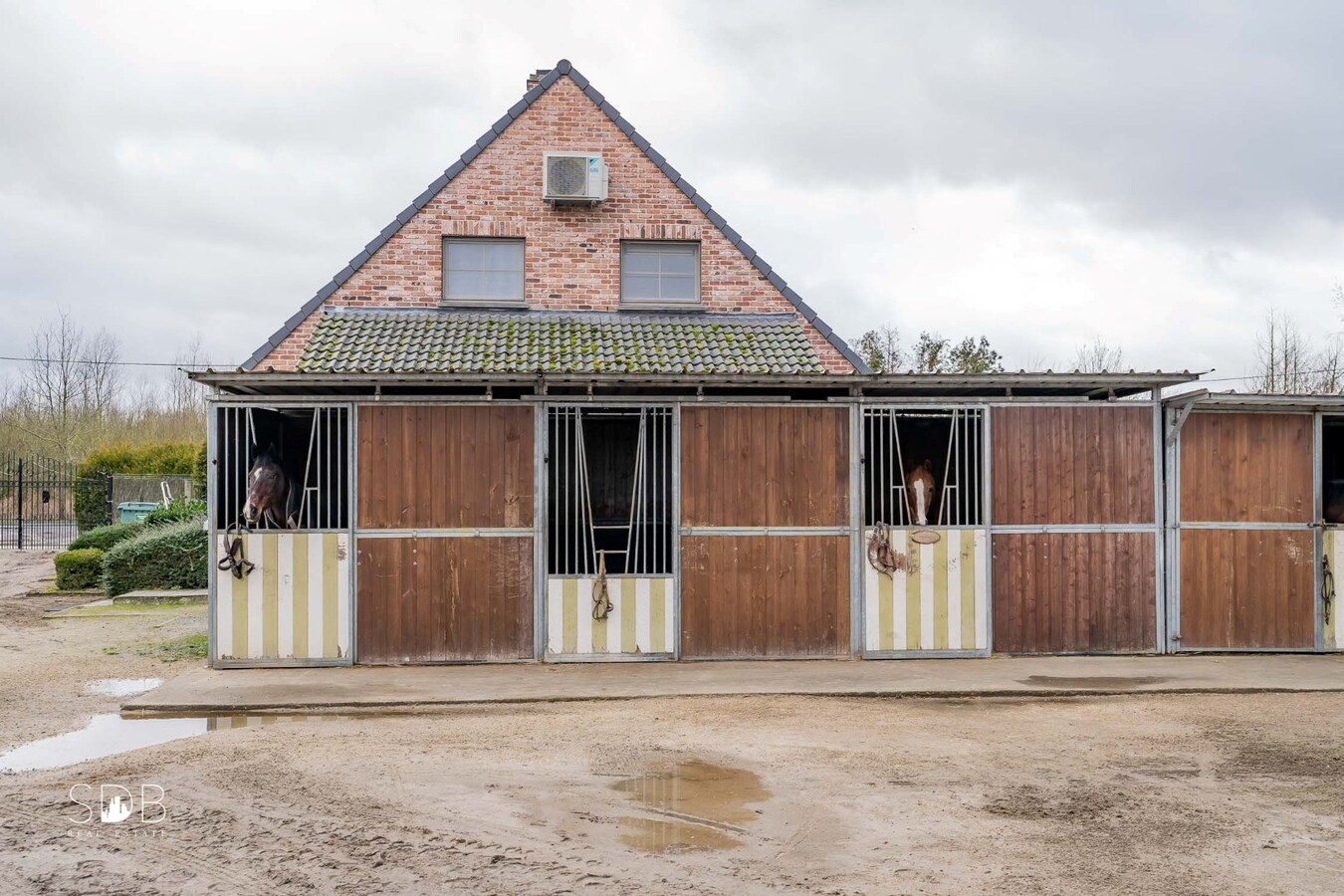 Landelijke woning met paardenaccommodatie en graslanden op 3ha 71a 90ca 
