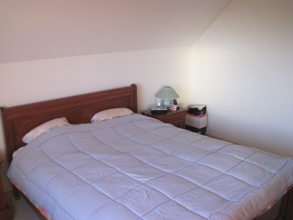 Eigentijds duplex-appartement. Geen vaste kosten !! 