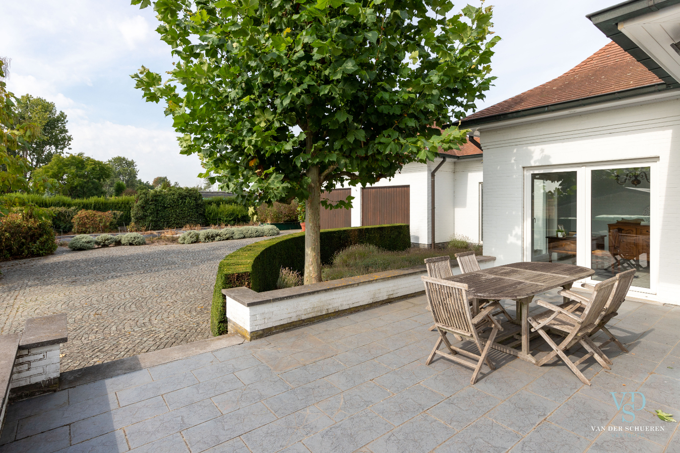 Lichtrijke, stijlvolle villa  (EPC van 254 !). 