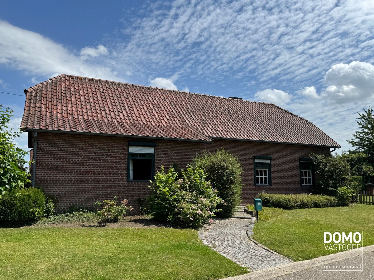 Charmante open bebouwing met 3 slaapkamers, 2 badkamers en prachtige tuin te huur 