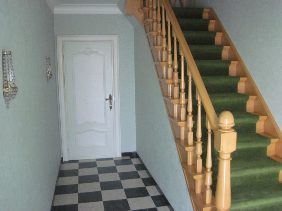 Degelijke Half Open Bebouwing. Bijzonder rustig gelegen ! 