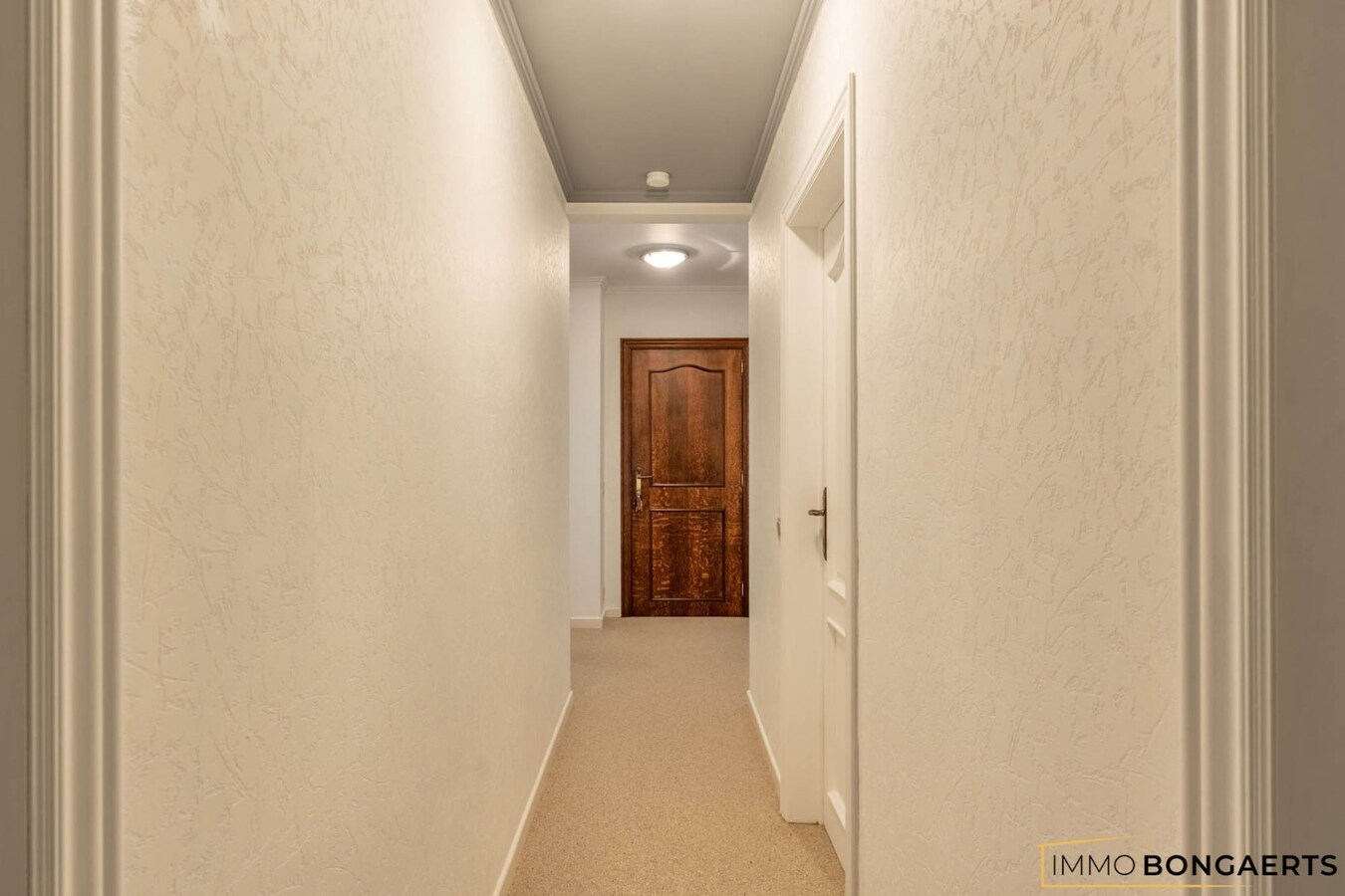 Ruim appartement met 3 slaapkamers en garage. 