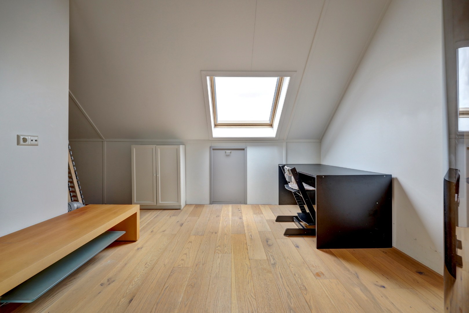 Luxe en royale 5-kamer 2-onder-1-kap woning met garage, eigen parkeerplaats, sauna én zonnige tuin op het zuiden en gelegen in een rustige straat! 