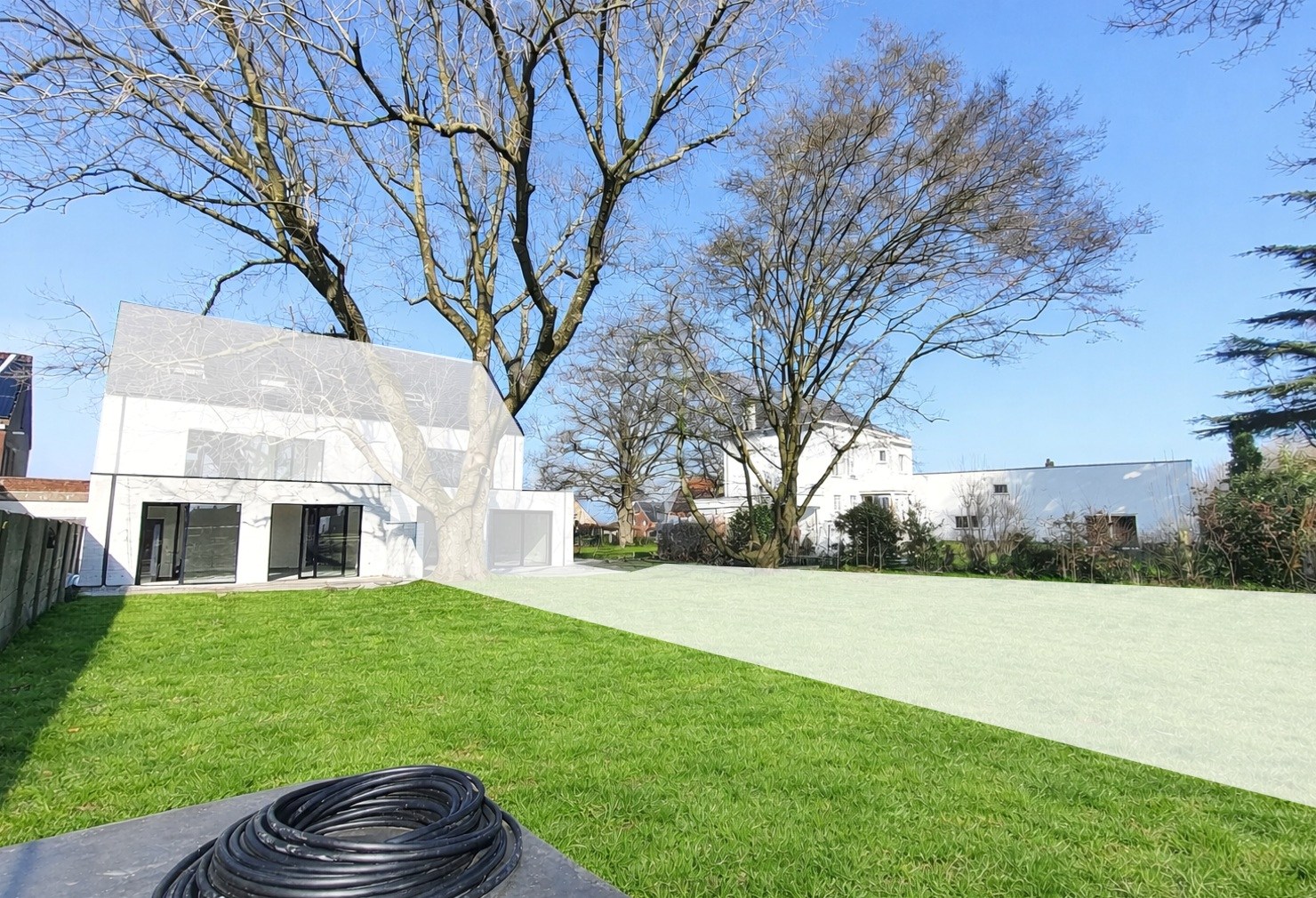 Afgewerkte woning met 2 slaapkamers &amp; ruim zonnig terras en tuin + autostaanplaats en berging 