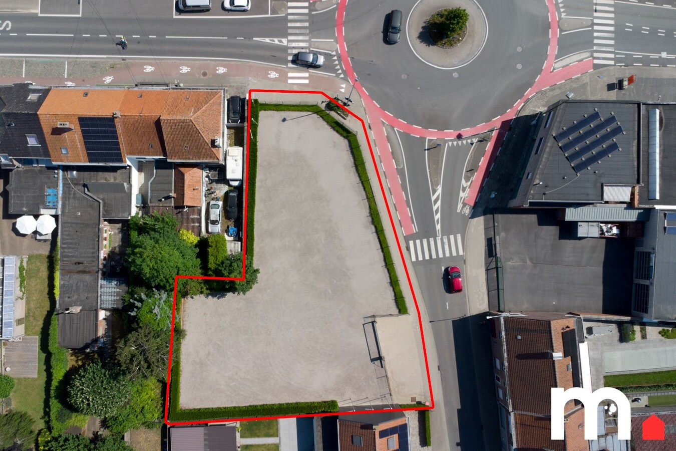 Veelzijdig terrein met verharding – ideaal als extra stockageruimte of parking 