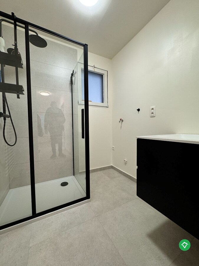 Gerenoveerd 2-slaapkamerappartement met tuin in Klemskerke, De Haan 