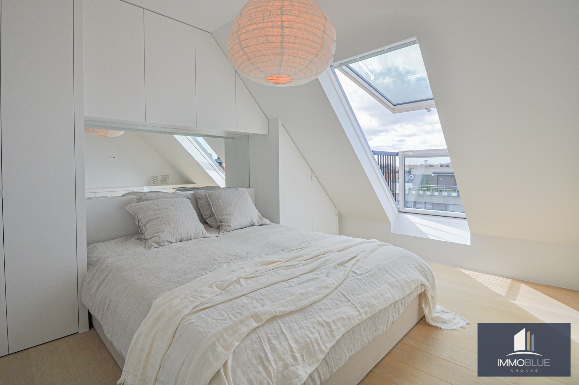 Appartement entièrement rénové avec une grande terrasse ensoleillée. 