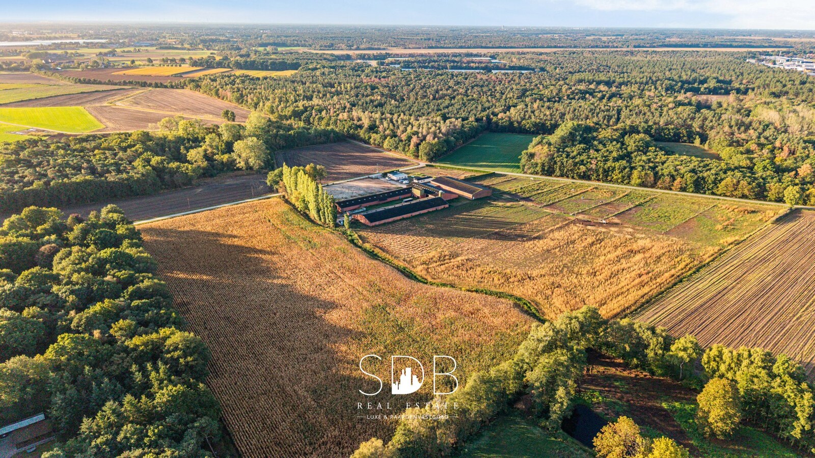 Boerderij met paardenfaciliteiten en graslanden op 14.490m² 