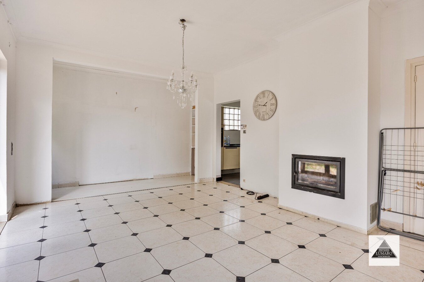 Ruime woning met 4 slaapkamers en hobbyruimte/winkel. 