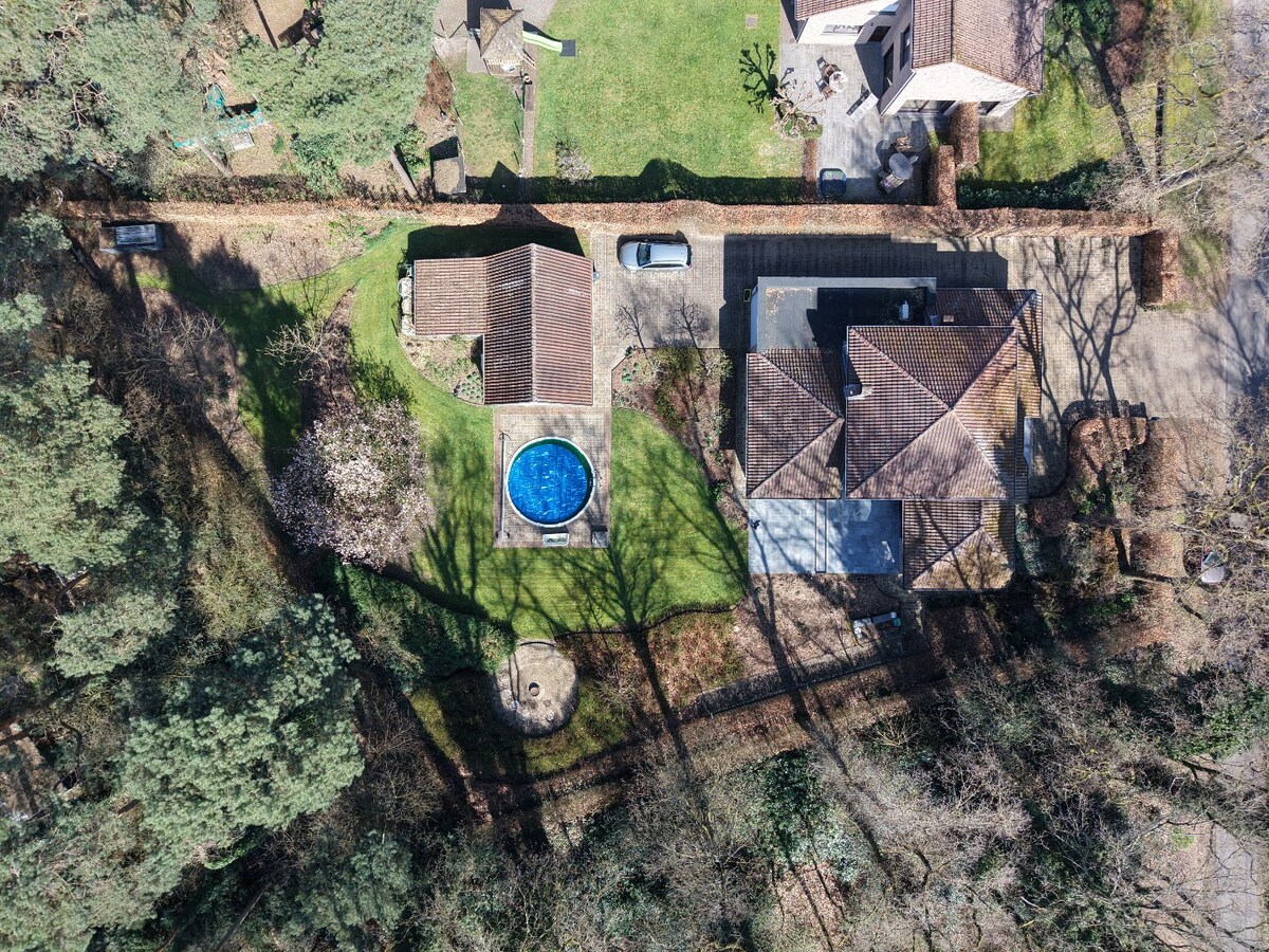 Prachtige villa met 3 slaapkamers en praktijk/kangoeroewoning met ZW-tuin op 1.892 m² 