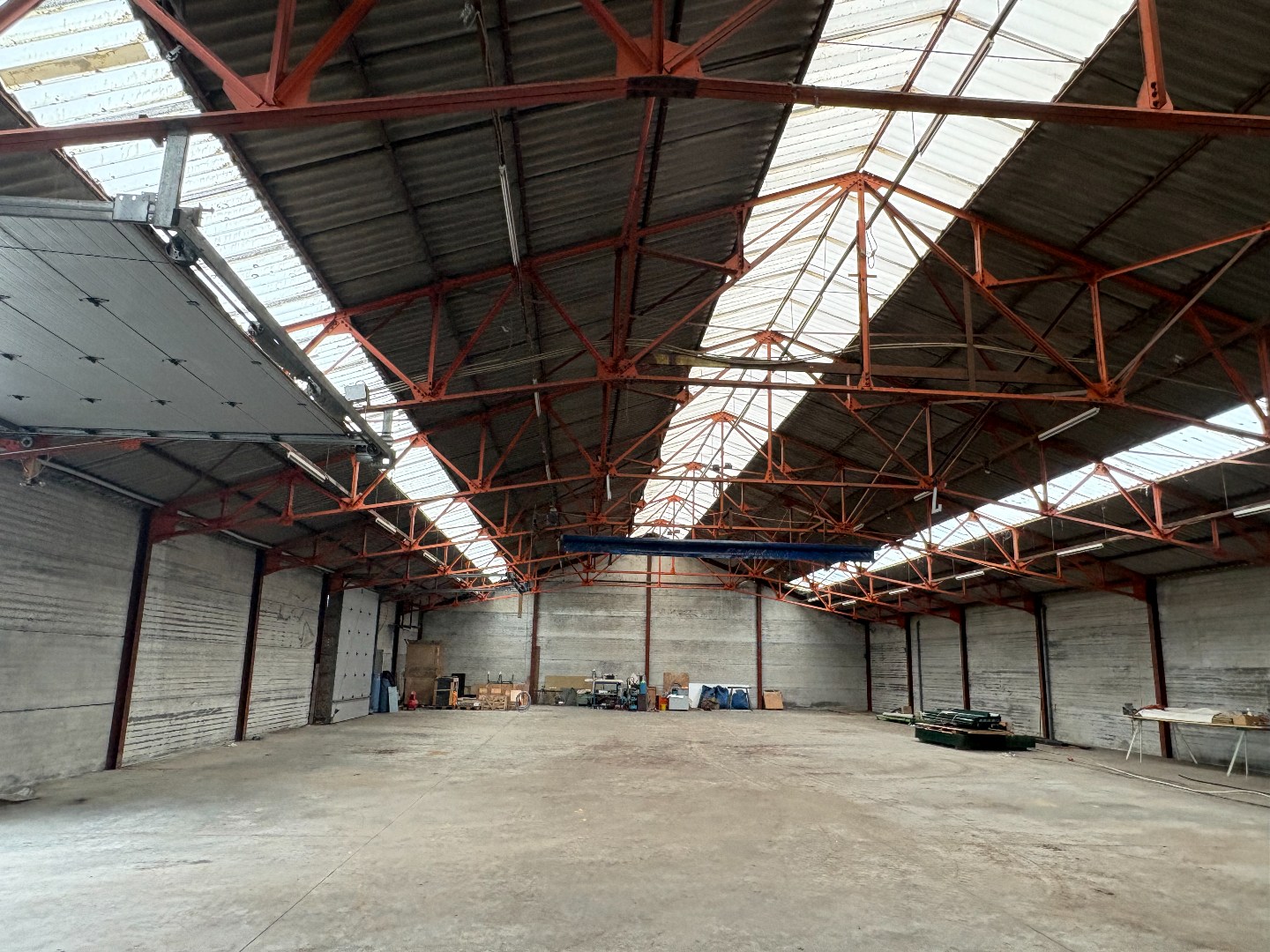 Te huur: Ruime loods van 1000 m² met uitstekende voorzieningen 